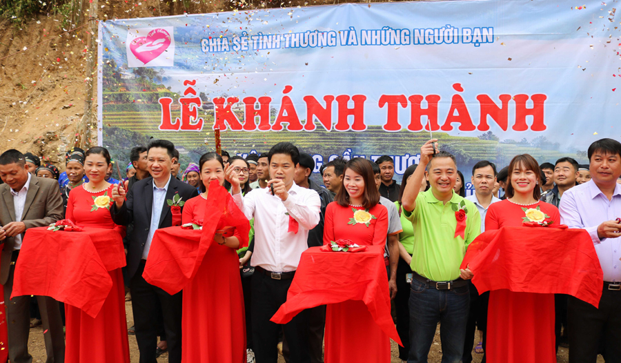 Đoàn thiện nguyện và lãnh đạo huyện, xã cắt băng khánh thành cầu dân sinh thôn Lủng Dăm.