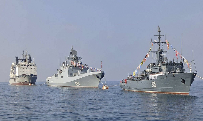 Chiến hạm tham gia duyệt binh nhân Ngày Hải quân Nga 26/7 tại căn cứ Tartus, Syria. Ảnh: BQP Nga.
