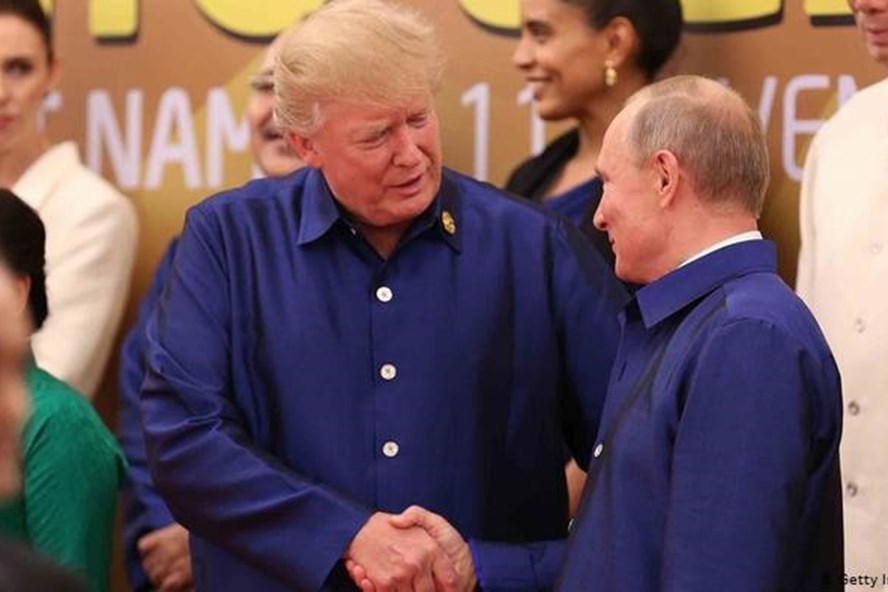 Tổng thống Mỹ Donald Trump và Tổng thống Nga Vladimir Putin bắt tay tại hội nghị cấp cao APEC 2017. Ảnh: AFP.