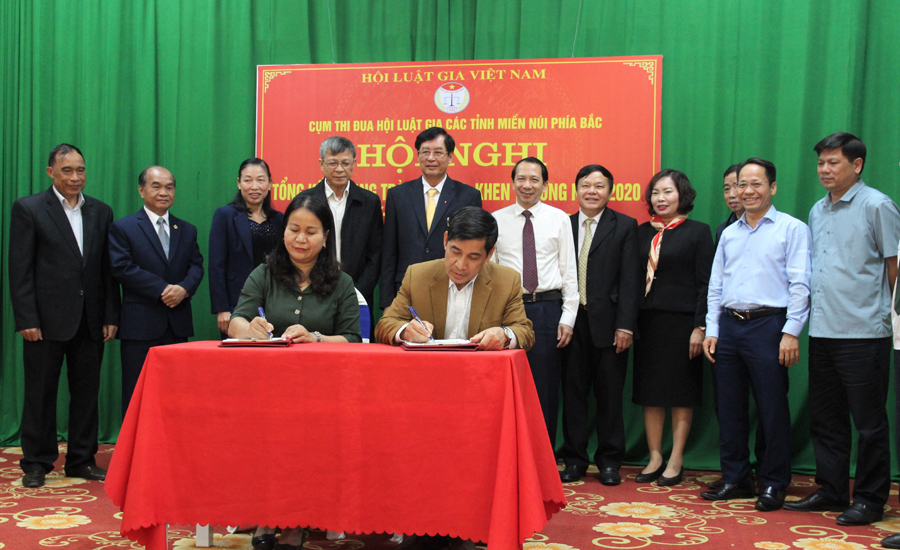 Hội Luật gia các tỉnh miền núi phía Bắc ký kết giao ước thi đua năm 2021.          