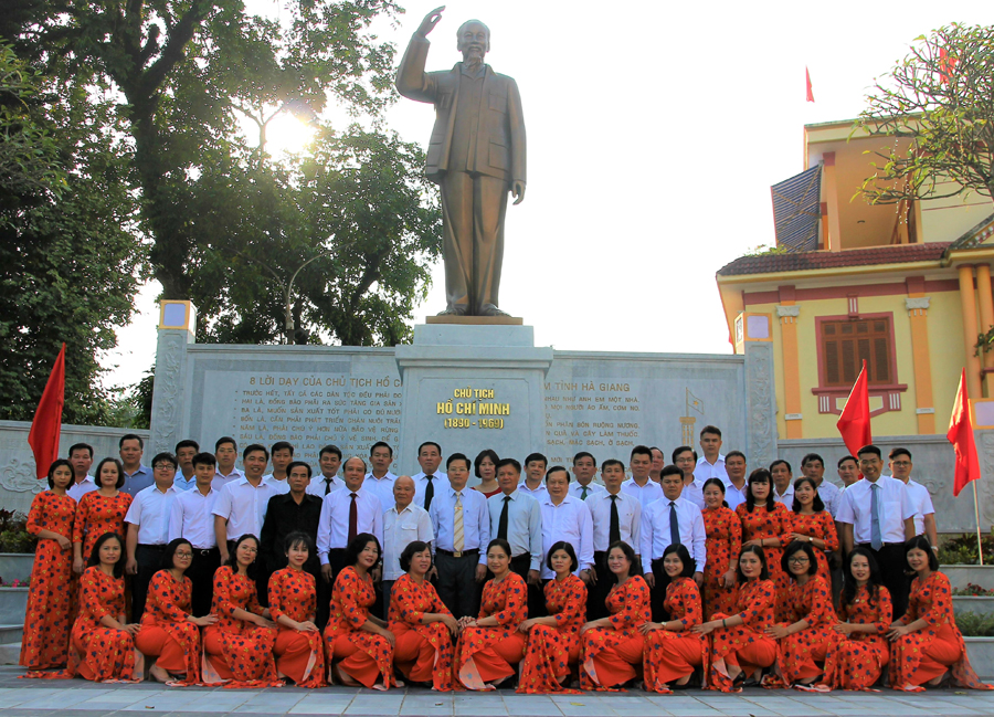Tập thể Cơ quan UBKT – Thanh tra tỉnh chụp ảnh lưu niệm với các đồng chí nguyên cán bộ, lãnh đạo ngành Thanh tra tại buổi tọa đàm.