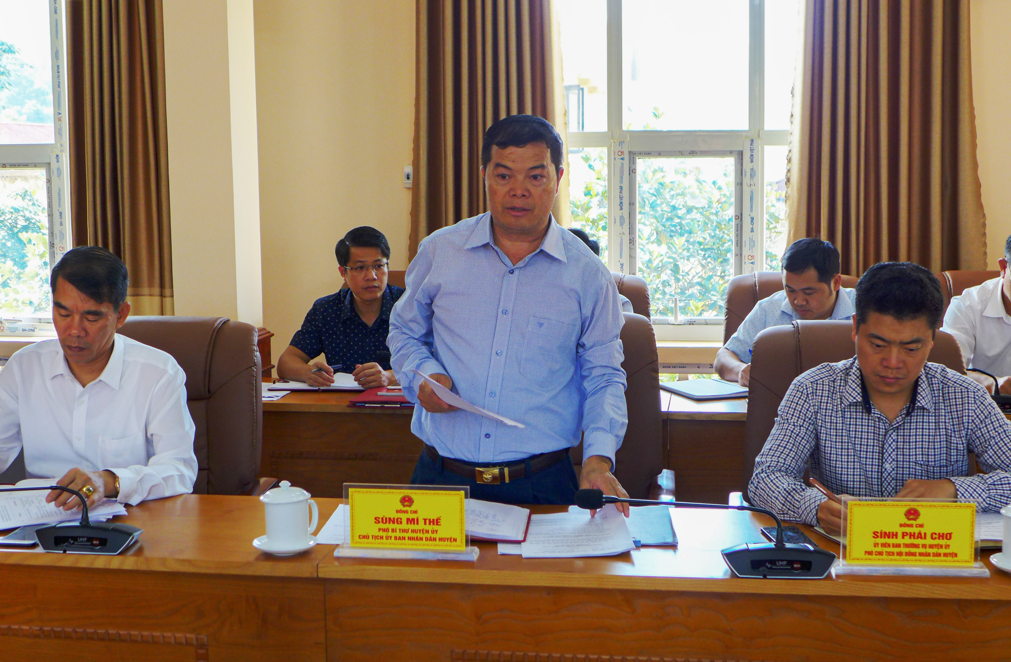 Đồng chí Sùng Mí Thề, Phó Bí thư Huyện ủy, Chủ tịch UBND huyện Yên Minh báo cáo tình hình phát triển KT-XH của huyện Yên Minh trong thời gian qua