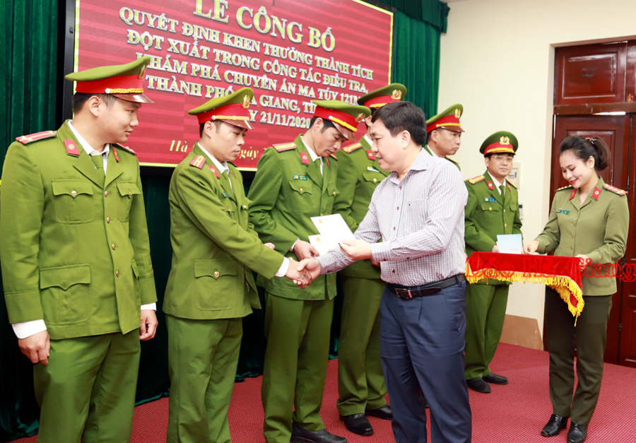 Phó Bí thư Tỉnh ủy Nguyễn Mạnh Dũng trao phần thưởng cho các tập thể, cá nhân có thành tích phá án.