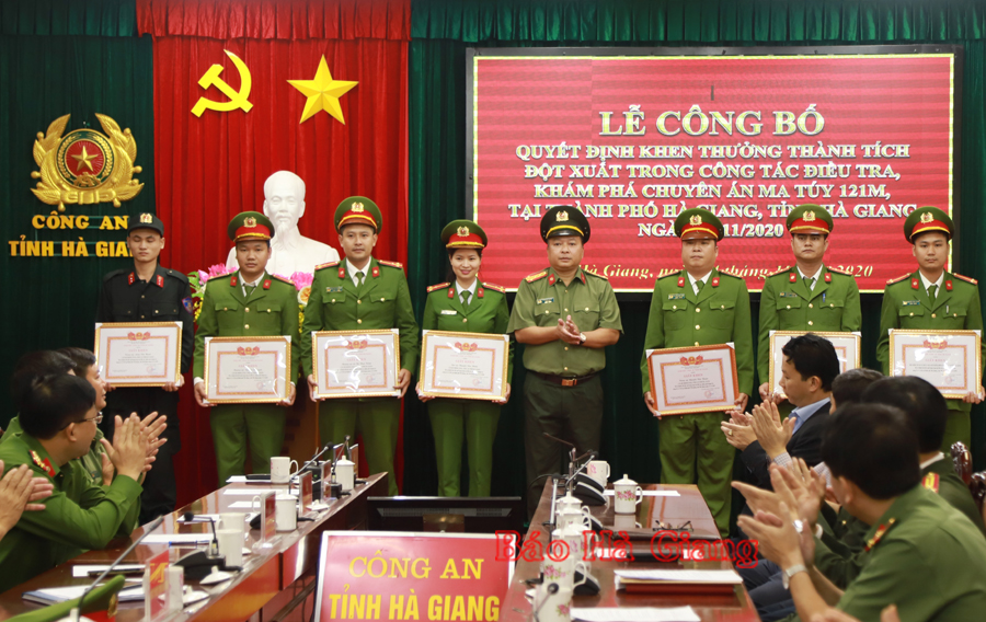  Giám đốc Công an tỉnh Phan Huy Ngọc trao Giấy khen cho các tập thể, cá nhân có thành tích tham gia phá án.