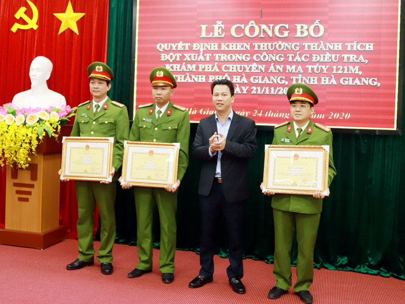 Bí thư Tỉnh ủy Đặng Quốc Khánh trao Bằng khen của Chủ tịch UBND tỉnh cho các tập thể, cá nhân có thành tích tham gia phá án.