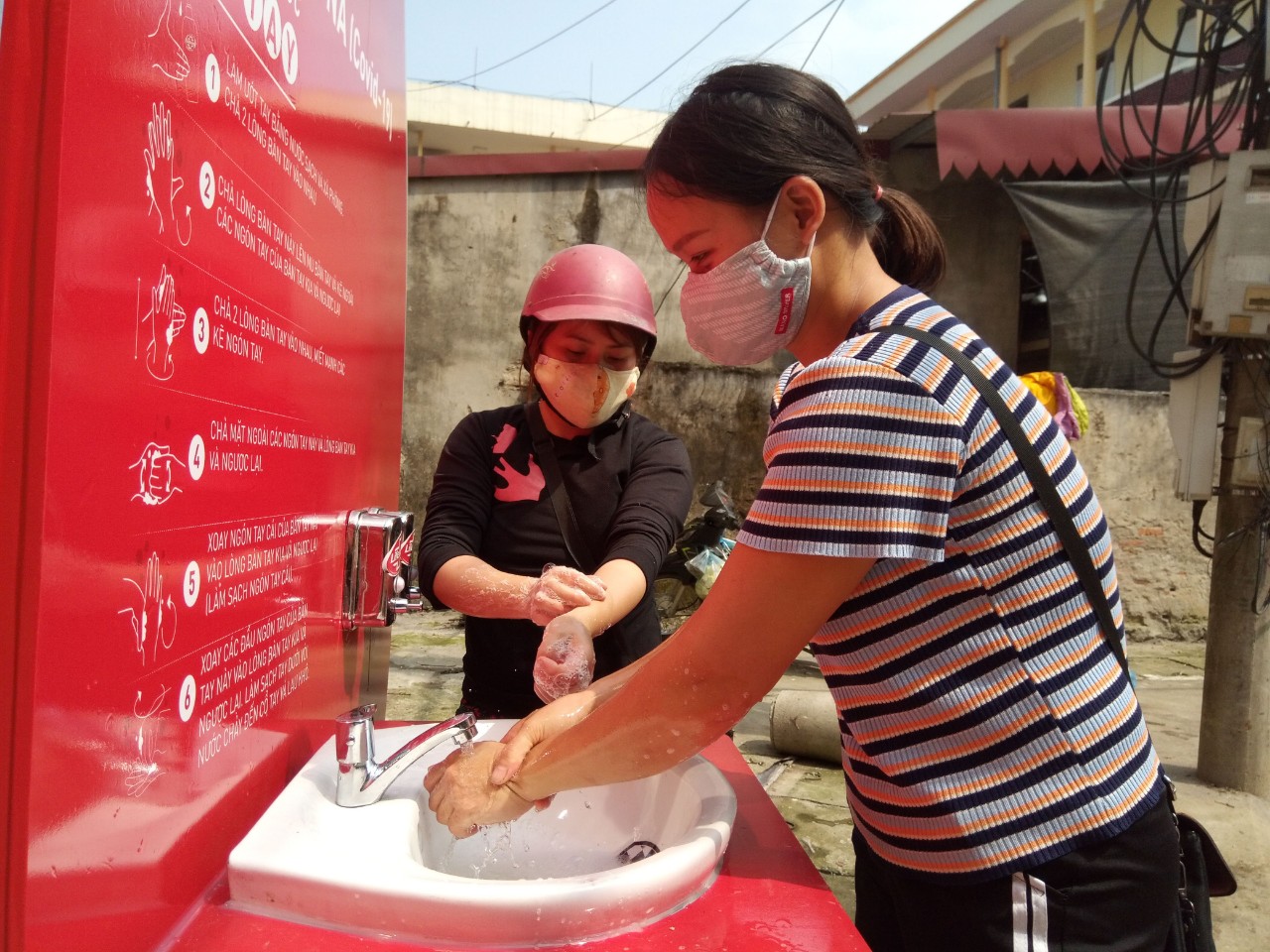 Đeo khẩu trang khi ra khỏi nhà và rửa tay thường xuyên bằng xà phòng hoặc dung dịch sát khuẩn để giúp phòng, chống dịch Covid-19. 