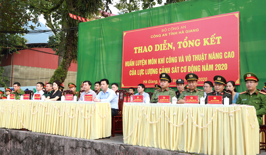 Các đại biểu tham dự thao diễn, tổng kết huấn luyện môn khí công và võ thuật nâng cao của CSCĐ, Công an tỉnh.