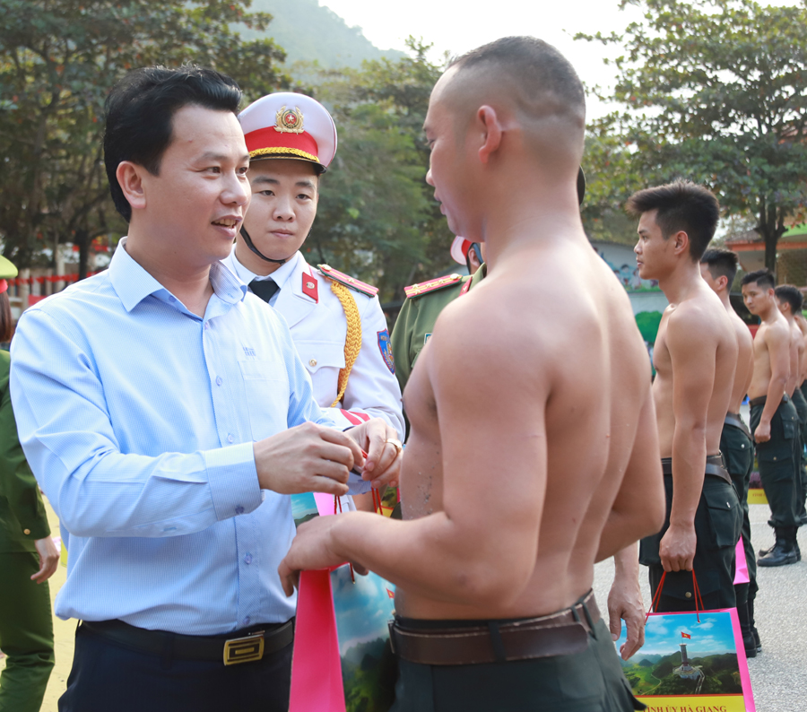 Bí thư Tỉnh ủy Đặng Quốc Khánh tặng quà, động viên cán bộ, chiến sỹ tham gia huấn luyện.