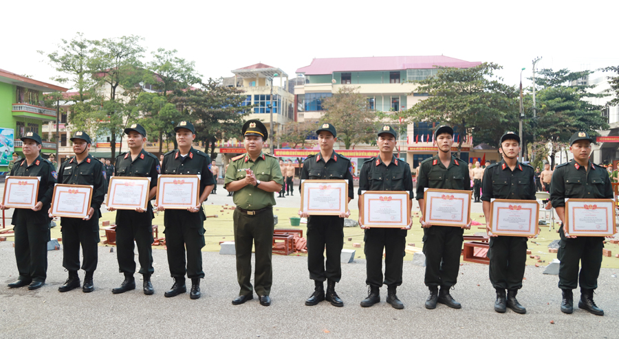 Giám đốc Công an tỉnh khen thưởng các tập thể, cá nhân có thành tích trong huấn luyện.