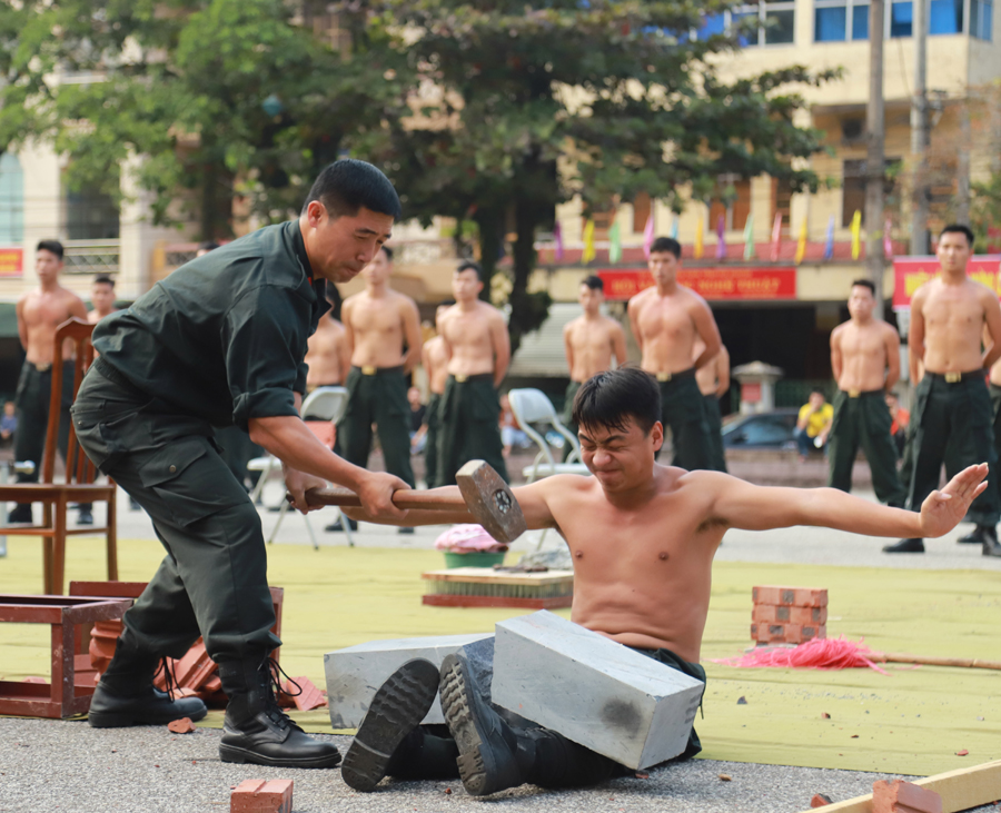 Đặt đá trên ống chân dùng búa đập vỡ.