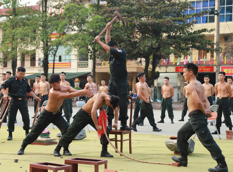 Dùng yết hầu đẩy thương nhọn đập vỡ gạch trên lưng.