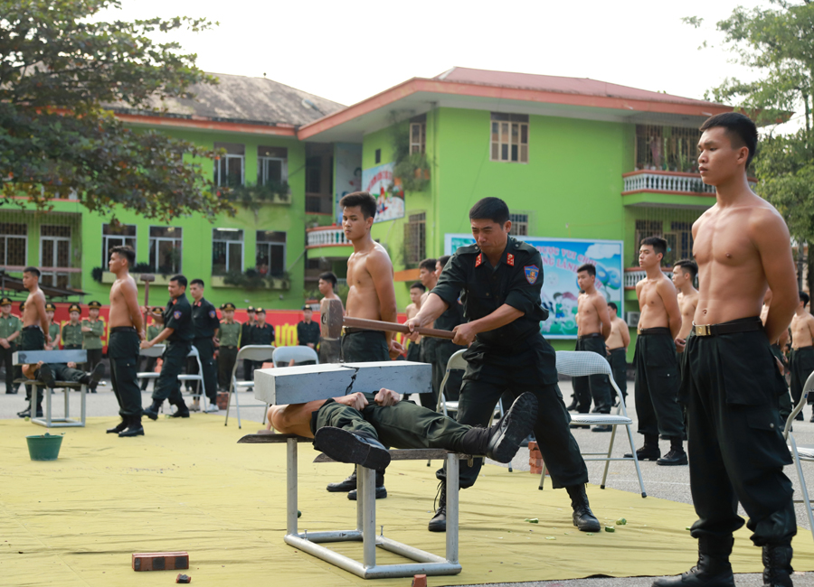 Nằm trên 2 thanh kiếm công phá đá trên bụng.