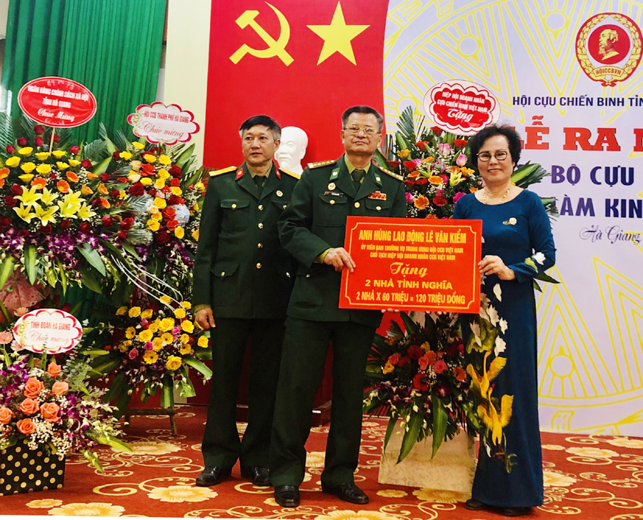 Hiệp Hội Doanh nhân CCB Việt Nam trao nhà tình nghĩa cho đại diện Hội CCB tỉnh Hà Giang.