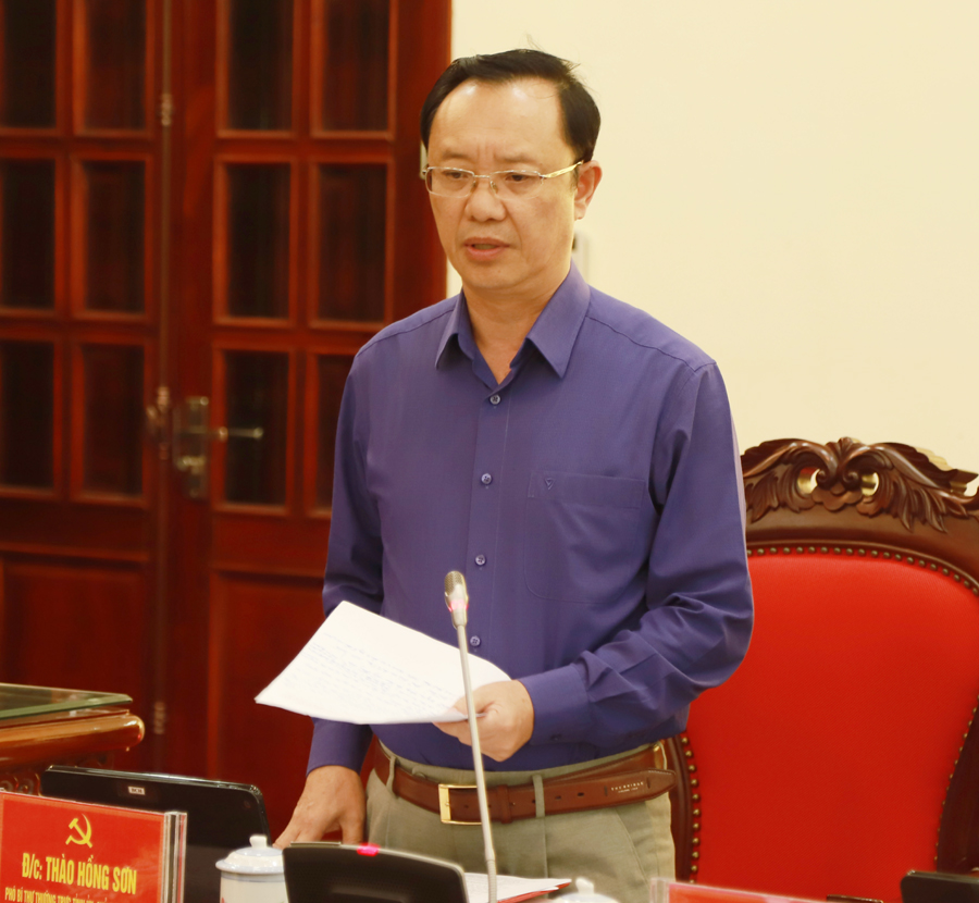 Đồng chí Thào Hồng Sơn, Phó Bí thư Thường trực Tỉnh ủy, Chủ tịch HĐND tỉnh phát biểu tại cuộc họp.