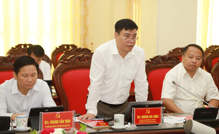 Giám đốc Sở Giao thông - Vận tải Hoàng Gia Long tham gia ý kiến vào định hướng đột phá lĩnh vực giao thông theo Nghị quyết Đại hội Đảng bộ tỉnh.