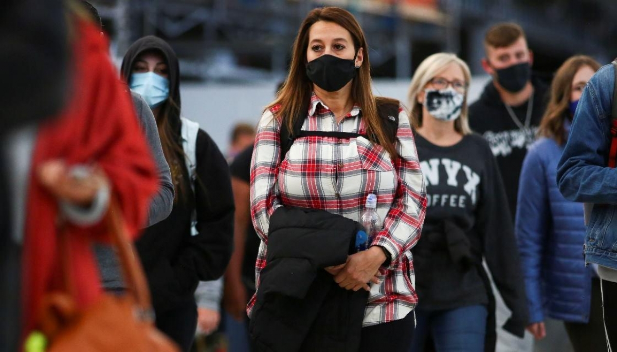 Du khách đeo khẩu trang phòng Covid-19 tại sân bay Denver, bang Colorado (Mỹ). Ảnh: Reuters 