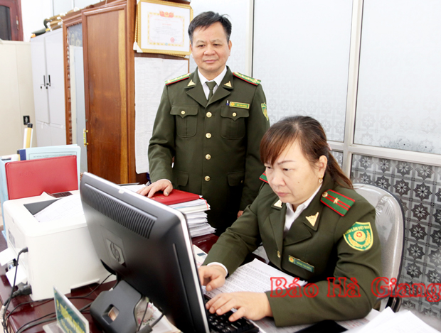 Cán bộ Kiểm lâm tỉnh khai thác thông tin, quản lý cháy rừng kịp thời và hiệu quả thông qua hệ thống theo dõi cháy rừng trực tuyến.            Ảnh: PHƯƠNG THÙY