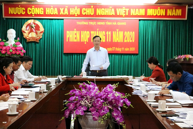 Chủ tịch HĐND tỉnh Thào Hồng Sơn kết luận tại phiên họp.