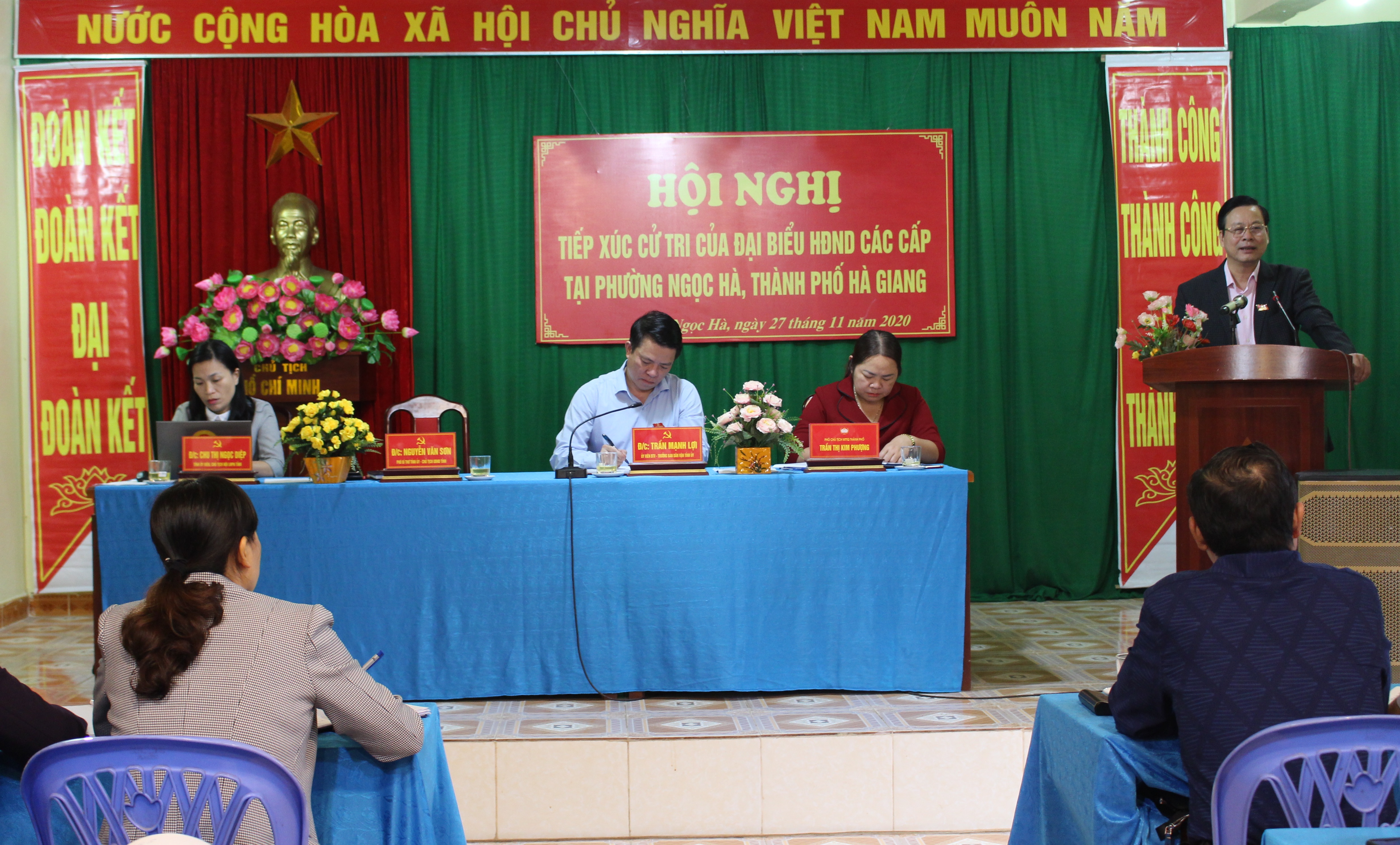 Đồng chí Nguyễn Văn Sơn, Phó Bí thư Tỉnh ủy, Chủ tịch UBND tỉnh trả lời kiến nghị của cử tri.