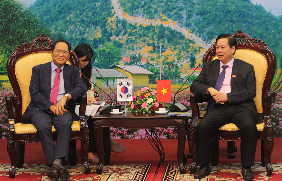 Chủ tịch UBND tỉnh Nguyễn Văn Sơn tiếp xã giao ngài Park Noh Wan.