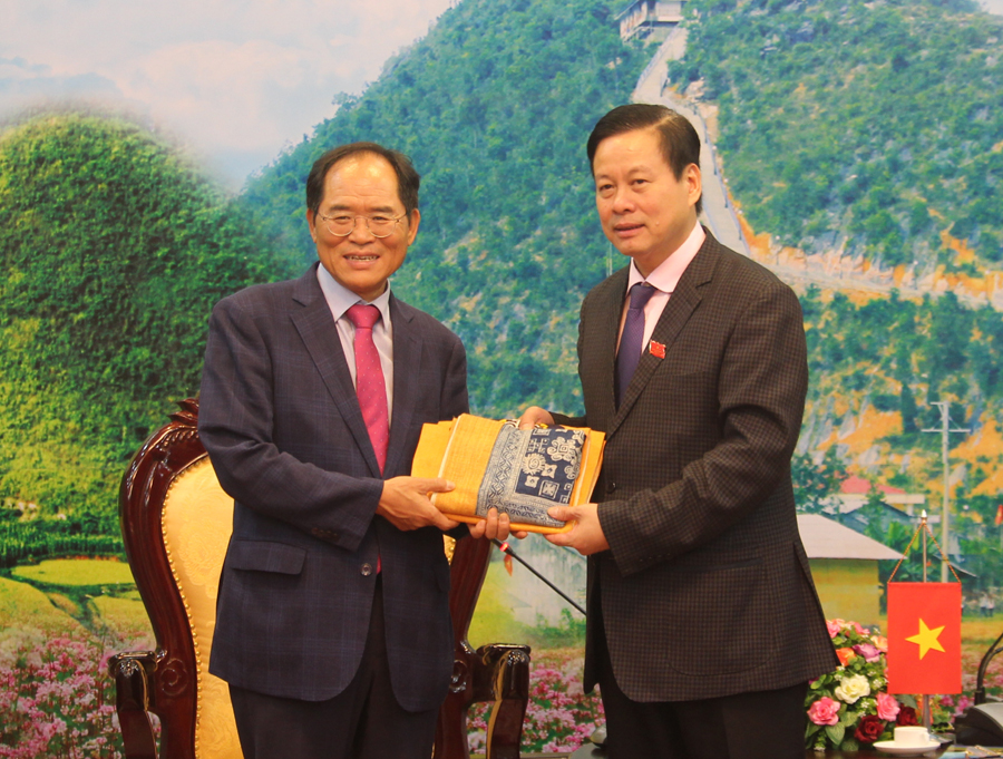 Chủ tịch UBND tỉnh Nguyễn Văn Sơn tặng sản phẩm thổ cẩm Hà Giang cho ngài Park Noh Wan.