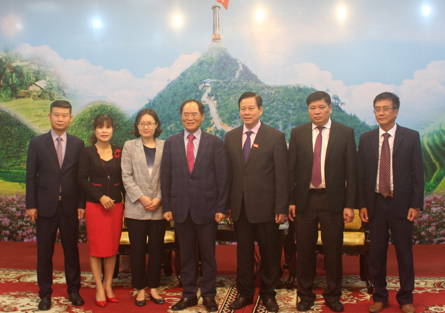 Chủ tịch UBND tỉnh Nguyễn Văn Sơn cùng các đại biểu chụp ảnh lưu niệm với ngài Park Noh Wan và đoàn công tác.
