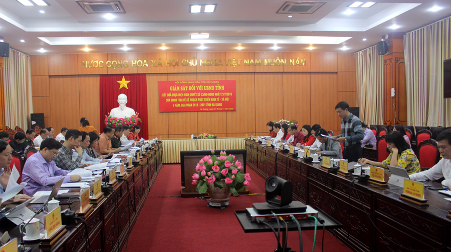 Lãnh đạo Văn phòng Đoàn ĐBQH – HĐND tỉnh báo cáo kết quả giám sát thực hiện Nghị quyết số 23 HĐND tỉnh.