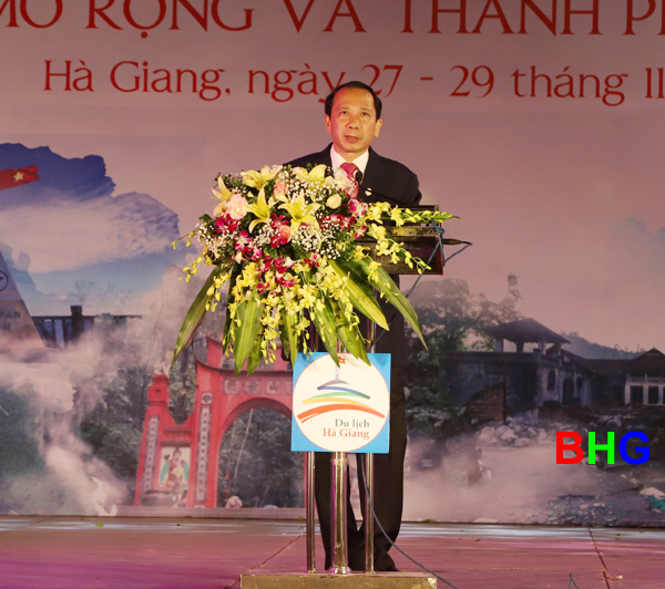 Phó Chủ tịch UBND tỉnh Trần Đức Quý phát biểu khai mạc liên hoan.