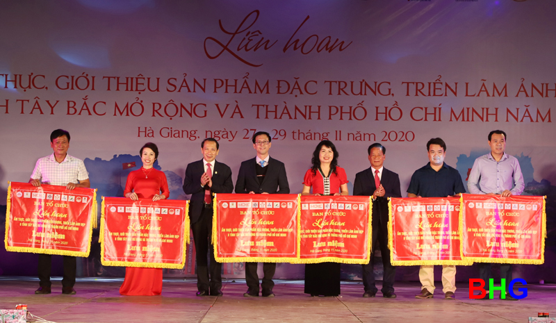 Phó Chủ tịch UBND tỉnh Trần Đức Quý và Giám đốc Sở VHTT&DL trao Cờ lưu niệm cho đại diện các đoàn tham gia liên hoan.
