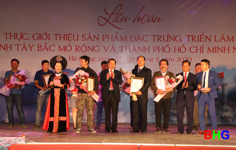 Các tác giải đoạt giải Nhất và Nhì cuộc thi Ảnh đẹp du lịch nhận giải thưởng từ Ban tổ chức.