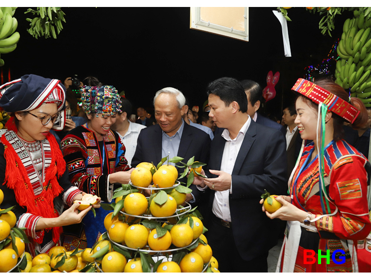 Phó Chủ tịch Quốc hội Uông Chu Lưu và các đồng chí lãnh đạo tỉnh tham quan gian hàng giới thiệu sản phẩm đặc sản của tỉnh Hà Giang.