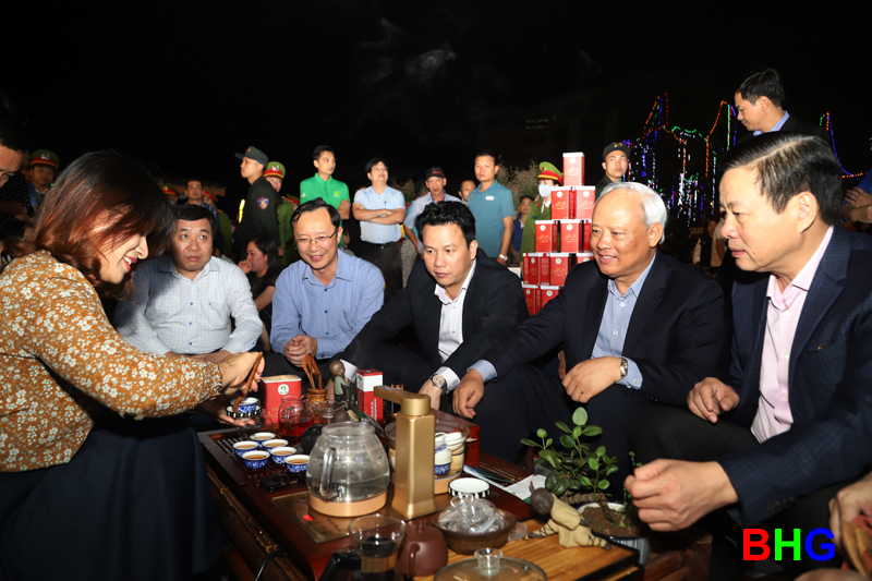 Các đại biểu thưởng thức trà Shan tuyết đặc sản của Hà Giang trong không gian ẩm thực đặc sản Hà Giang.