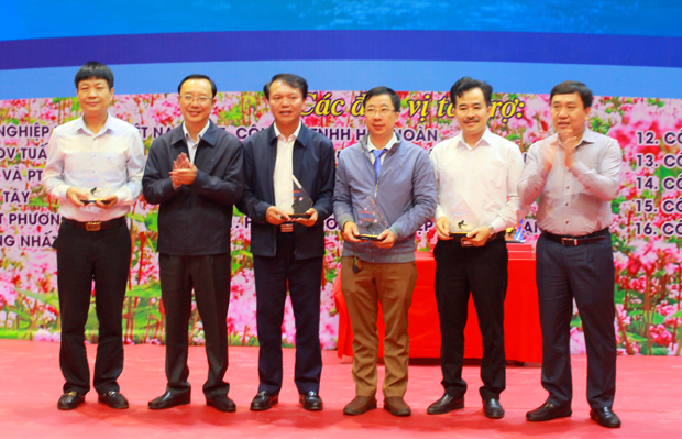 Đồng chí Thào Hồng Sơn, Phó Bí thư Thường trực Tỉnh ủy, Chủ tịch HĐND tỉnh và Phó Bí thư Tỉnh ủy Nguyễn Mạnh Dũng tặng kỷ niệm chương cho các nhà tài trợ chính của giải.