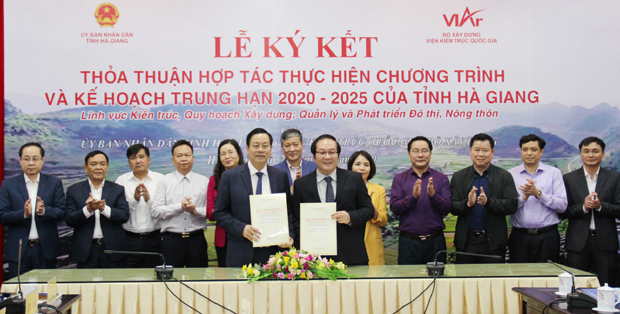 Chủ tịch UBND tỉnh và Viện trưởng Viện Kiến trúc Quốc gia ký thỏa thuận hợp tác.