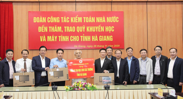Đoàn công tác Kiểm toán Nhà nước tặng thiết bị tin học cho các trường học trên địa bàn tỉnh.
