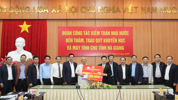 Đoàn công tác tặng 100 triệu đồng cho Qũy khuyến học – khuyến tài của tỉnh.