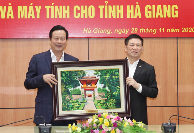 Tổng Kiểm toán Nhà nước Hồ Đức Phớc tặng bức tranh Khuê văn các Hà Nội cho lãnh đạo tỉnh.