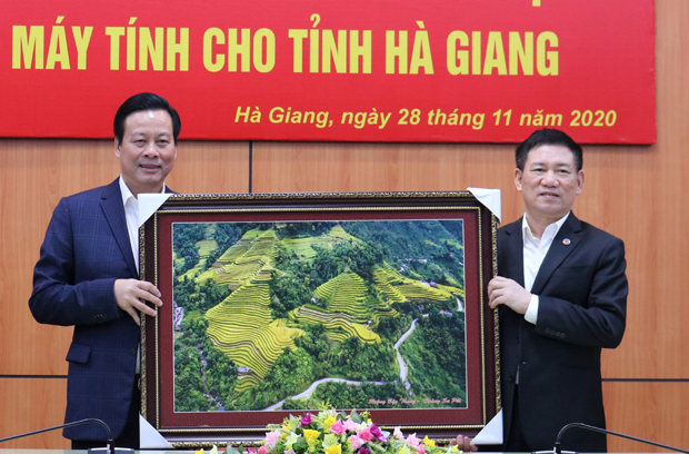 Chủ tịch UBND tỉnh Nguyễn Văn Sơn tặng tranh ruộng bậc thang Hoàng Su Phì cho Tổng Kiểm toán Nhà nước.