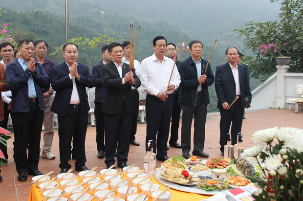 Đoàn công tác cùng lãnh đạo tỉnh dâng hương tại Đền thờ Bác Hồ và các Anh hùng Liệt sỹ tại Cao điểm 468, thôn Nặm Ngặt, xã Thanh Thủy (Vị Xuyên)