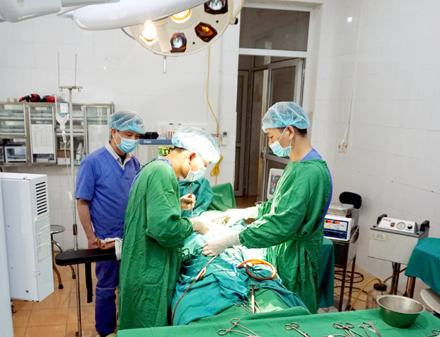 Đội ngũ y bác sỹ Bệnh viện Đa khoa khu vực Yên Minh tích cực điều trị phẫu thuật cho bệnh nhân. 