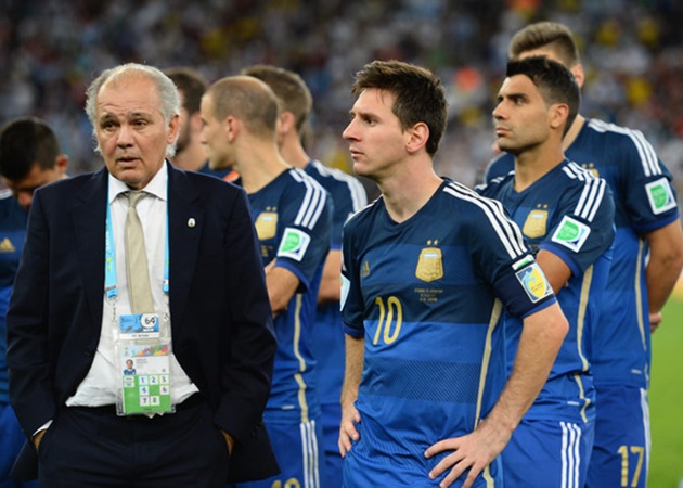 HLV Sabella trong trận chung kết World Cup 2014.