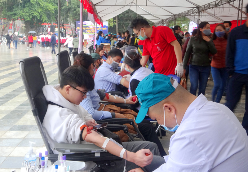 Các tình nguyện viên tham gia hiến máu.