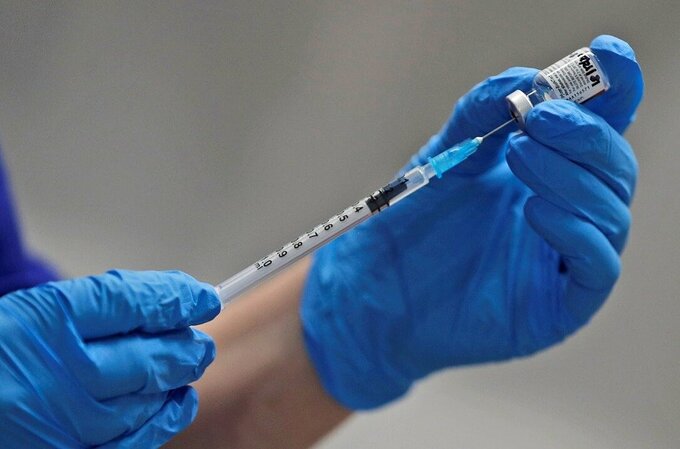 Y tá chuẩn bị tiêm vaccine Pfizer-BioNTech tại London ngày 8/12. Ảnh: Reuters.