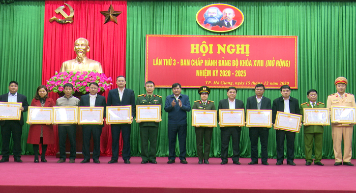 Lãnh đạo Thành ủy Hà Giang trao Giấy khen cho các cá nhân, tập thể có thành tích xuất sắc phục vụ Đại hội Đảng bộ Thành phố