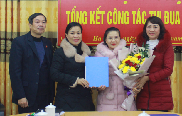 Lãnh đạo Hội Liên hiệp Phụ nữ tỉnh bàn giao nhiệm vụ Trưởng Khối cho đơn vị Tỉnh đoàn