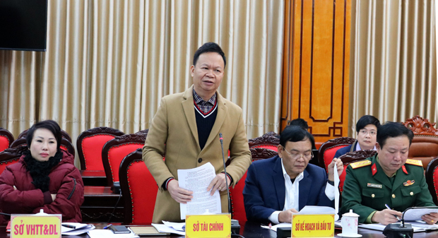 Lãnh đạo Sở Tài chính báo cáo tình hình thực hiện thu, chi ngân sách địa phương và giải ngân nguồn vốn đầu tư công năm 2020 tại Hội nghị.