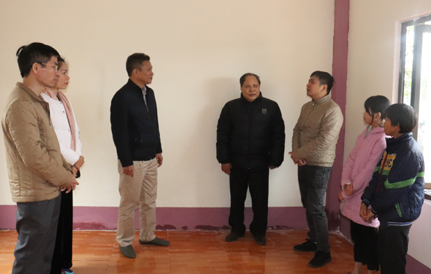 Đại diện chính quyền, nhà tài trợ thăm hỏi 2 cháu tại ngôi nhà mới