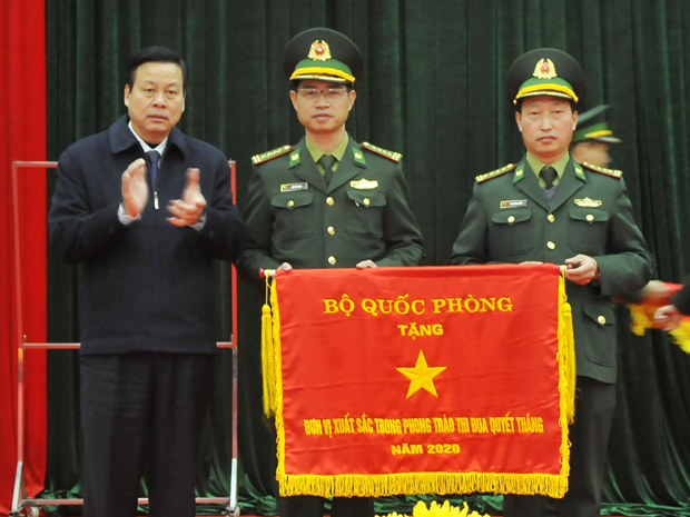 Chủ tịch UBND tỉnh Nguyễn Văn Sơn trao Cờ thi đua của Bộ Quốc phòng cho Bộ Chỉ huy BĐBP tỉnh.