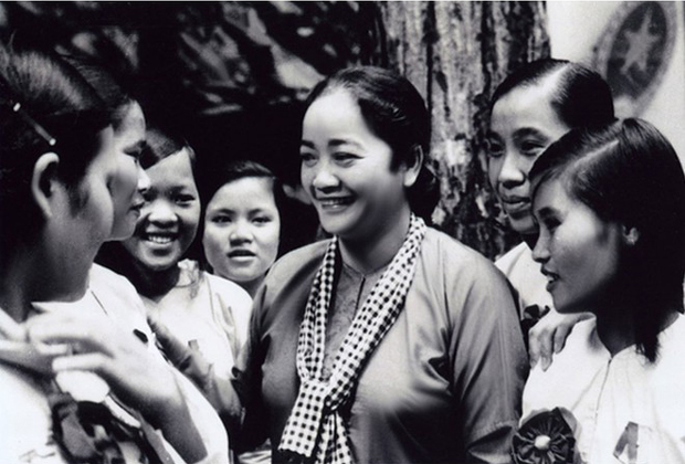 Bà Nguyễn Thị Định với các nữ đại biểu dự Đại hội Anh hùng - Chiến sĩ thi đua miền Nam lần thứ 2 (tháng 9.1967)