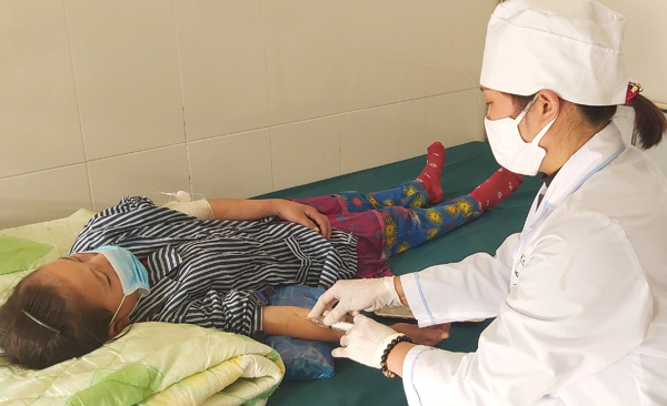Người dân xã Xín Cái đến Phòng khám Đa khoa khu vực Xín Cái khám chữa bệnh